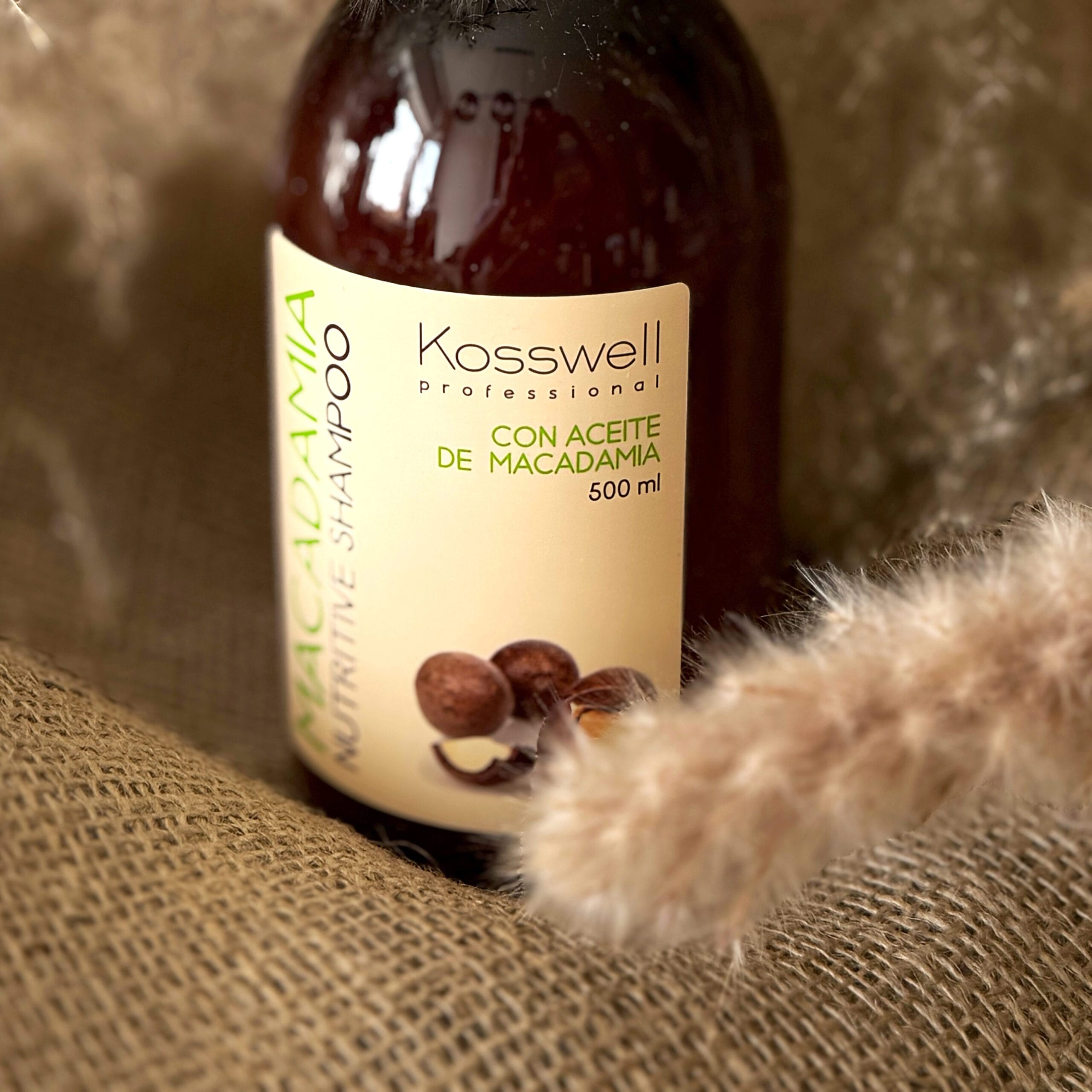 Kosswell Macadamia Nutritive Shampoo 500 ml w naturalnej aranżacji